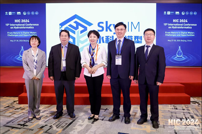 党委书记、院长彭静（中）与主创团队现场发布“SkyLIM”.jpg