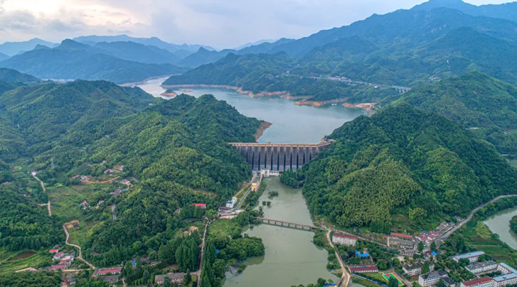 磨子潭水库位于霍山县佛子岭水库上游东流河上，与佛子岭水库坝址相距25 公里。大坝高85米，雄伟壮观，平湖面积15000亩，上游东西两河之间有一座崔嵬嵯峨、高耸云际的山峰仙女台，山顶山岩峥嵘，怪石嶙峋，奇特多姿；下映磨子潭深渊，翠影含黛，风景旖旎。.jpg