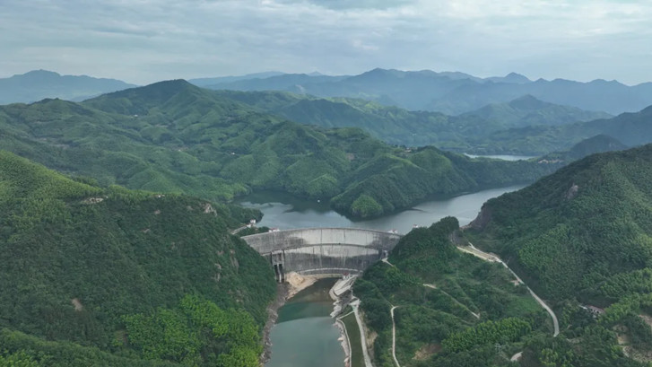 白莲崖水库位于淮河南岸支流淠河东源西支流——漫水河上，安徽省霍山县大化坪镇境内。白莲崖水库不仅为下游佛子岭水库拦洪削峰，更是以它4.6亿立方米的总库容、745平方千米的流域面积为上游生物提供了栖息的家园。.jpg