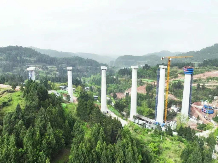 亭子口灌区一期工程唐家坝渡槽建设现场。.jpg