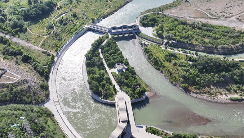 喀什河引水枢纽俯瞰场景.jpg