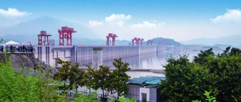 1762741542951153.jpg 水库防洪库容1856亿立方米,堤防保护人口6.6亿人,蓄滞洪区容积1090亿立方米,水文测站13.3万处——我国在“十四五”期间形成世界上规模zui大水利基础设施体系的基础上,正悄然开启“十五五”水利建设的新篇章。.jpg